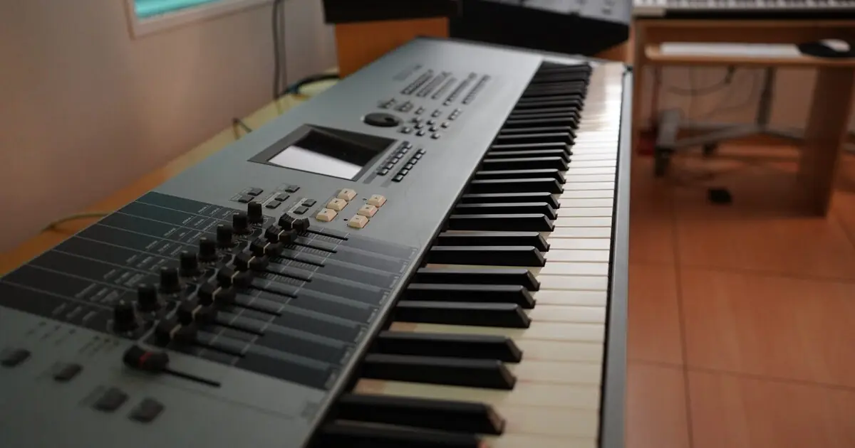 MIDI-billentyűzet kiválasztása kezdő zeneszerzőknek: méret, érzet és funkciók